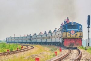 প্ল্যাটফর্মের বাইরে ট্রেন থামে