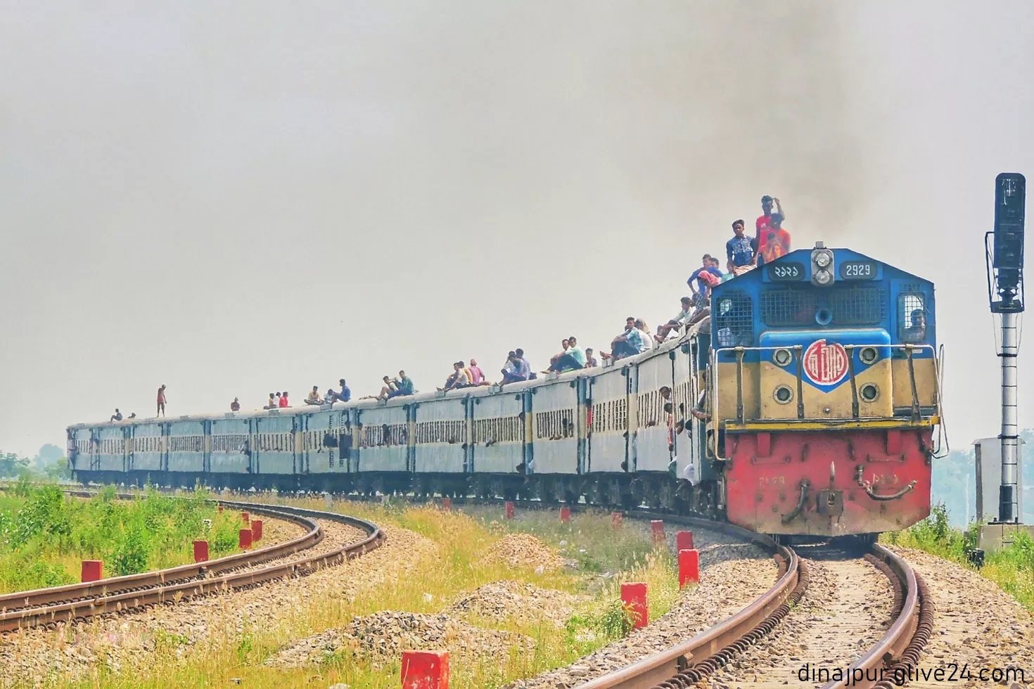 প্ল্যাটফর্মের বাইরে ট্রেন থামে