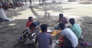 ভরসা গাছের ছায়া দাবদাহে শ্রমজীবী মানুষের