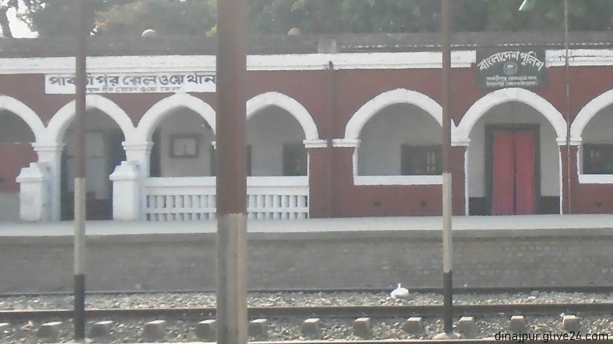 সেই পুলিশ কর্মকর্তা বরখাস্ত ট্রেনে যাত্রীকে নির্যাতন