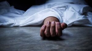 ওড়না পেঁচিয়ে কিশোরীর মৃত্যু অটোরিকশার চাকায় 